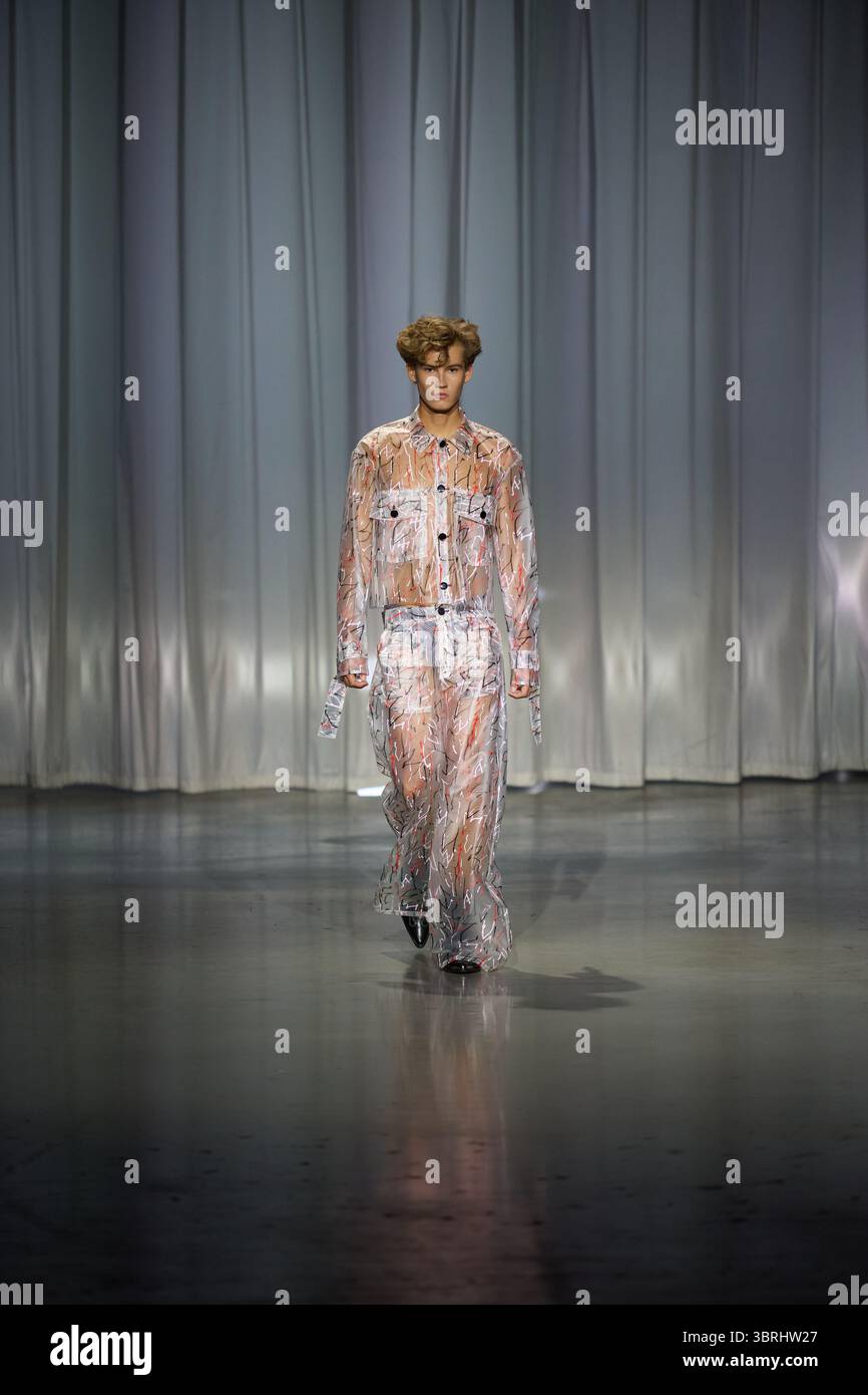 Berlino, Germania, 2 luglio 2025. Una modella cammina lungo la vivace pista durante la spettacolare mostra Kilian Kerner SS26 alla splendida settimana della moda di Berlino. Foto Stock