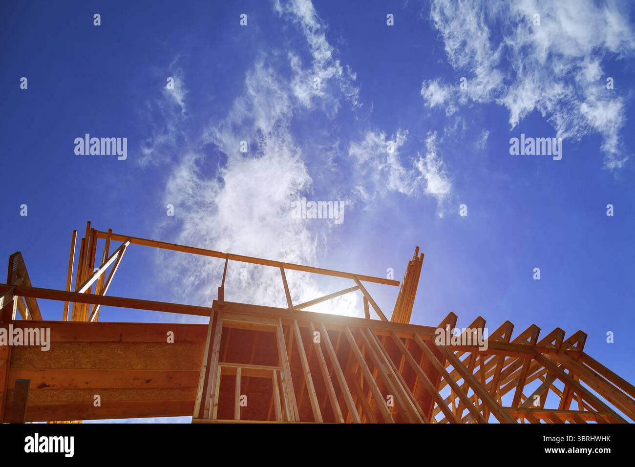 Nuova costruzione che si inquadra contro il cielo blu, primo piano della struttura Foto Stock