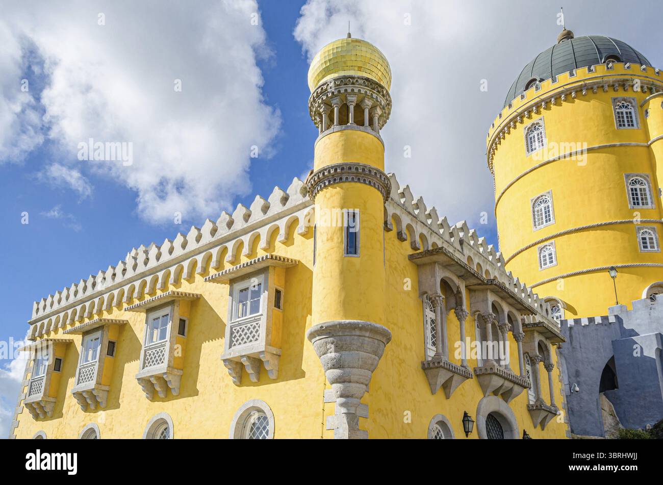 SINTRA, PORTOGALLO - 9 NOVEMBRE 2014: Veduta del Palácio da pena, un castello romanticista del XIX secolo a Sintra, Portogallo, patrimonio dell'umanità dell'UNESCO Foto Stock