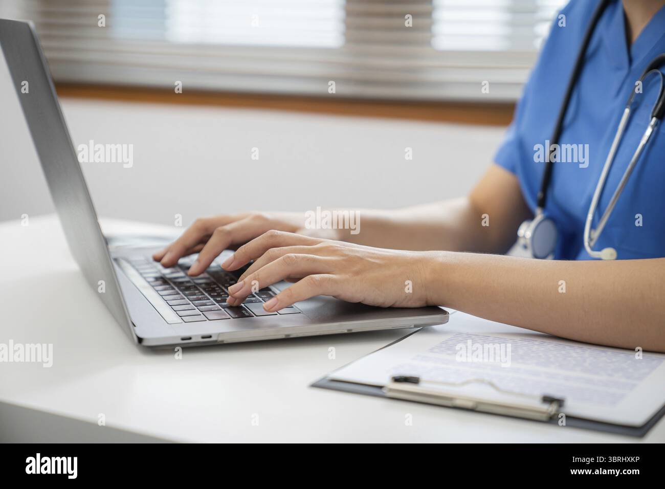 Concetto di riunione del team della rete di tecnologia medica. il medico digita le mani sulla tastiera del computer portatile Foto Stock