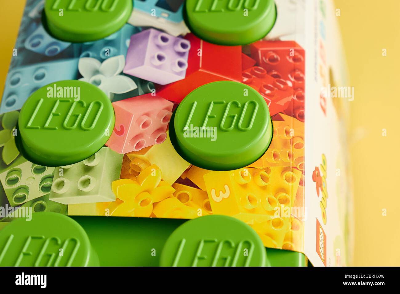Tyumen, Russia - 8 luglio 2025: Un edificio LEGO di colore verde vivace è esposto in modo prominente su uno sfondo luminoso e colorato. Foto Stock