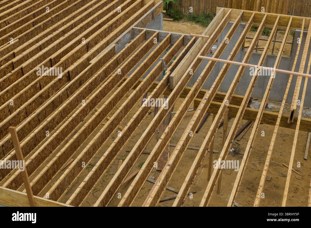 Engineered Wood piano travetto su un nuovo custom house framing travetti di pavimento Foto Stock