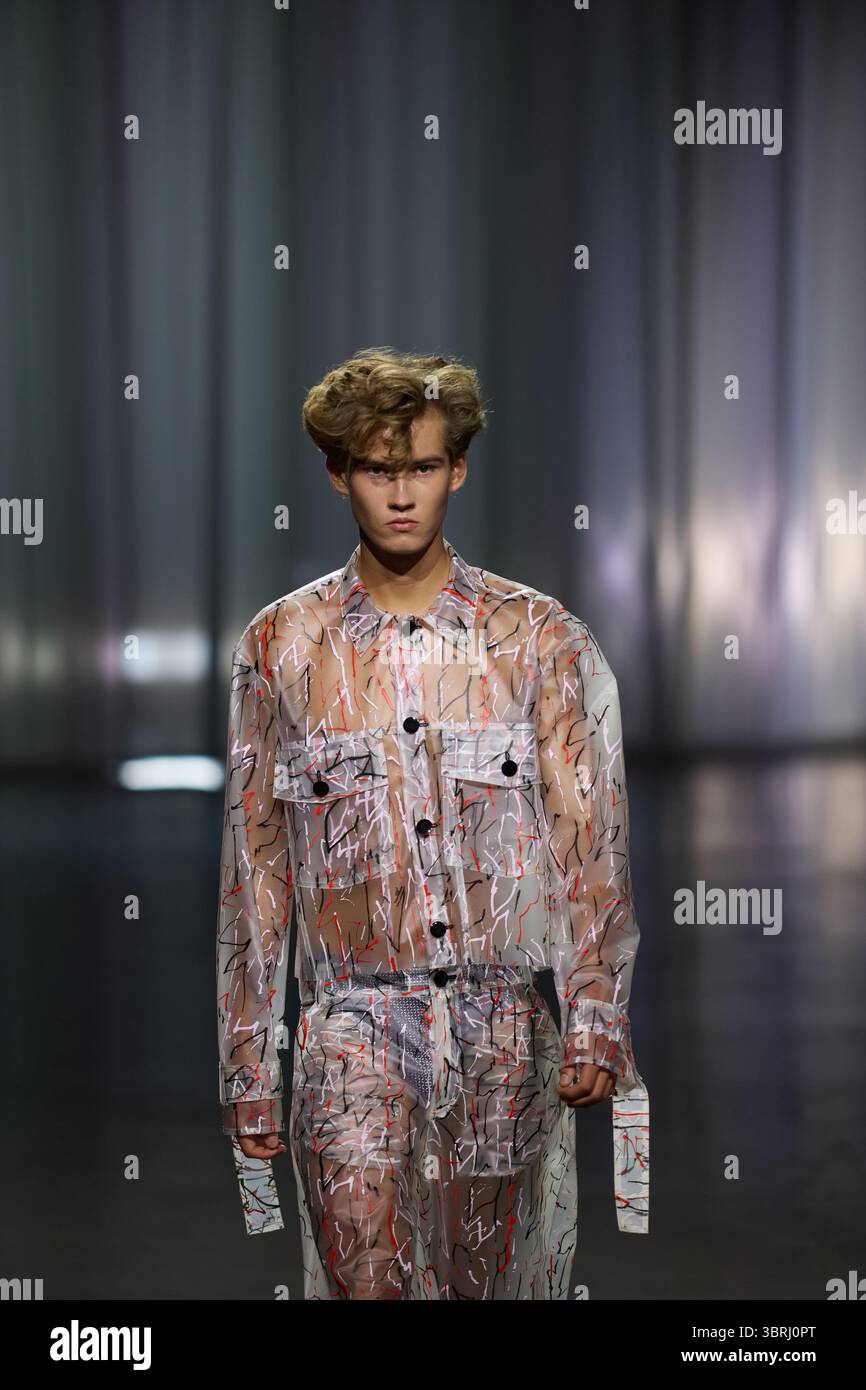 Berlino, Germania, 2 luglio 2025. Una modella cammina lungo la vivace pista durante la spettacolare mostra Kilian Kerner SS26 alla splendida settimana della moda di Berlino. Foto Stock