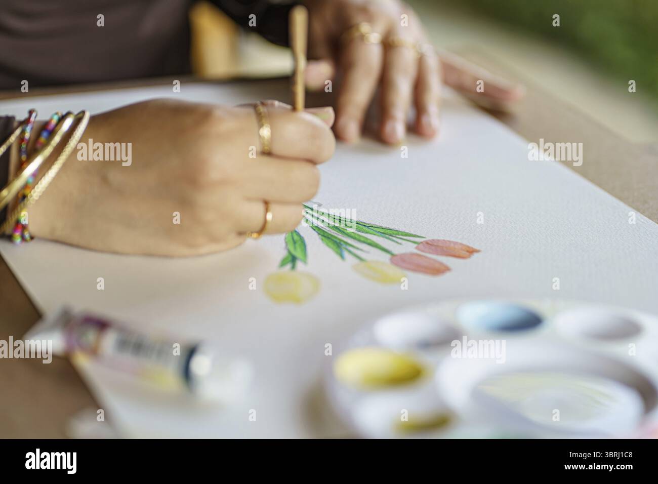 Disegnare da un artista pennello che mescola colore acrilico acquerello pittura ad olio sulla creatività artistica e sulla terapia parziale Foto Stock
