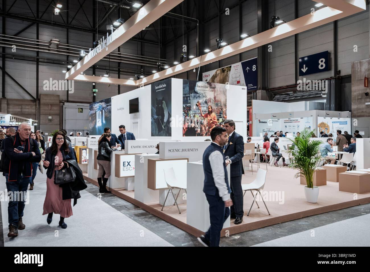 Madrid, Spagna, 23 gennaio 2025: Volti dietro i viaggi: Momenti autentici in una Global Tourism Showcase Foto Stock