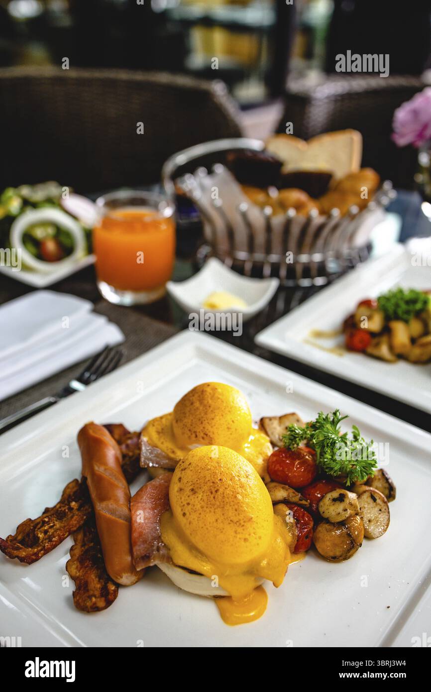 Uova a colazione, muffin inglesi tostati alla Benedict. Deliziosa colazione con uova alla Benedict Foto Stock