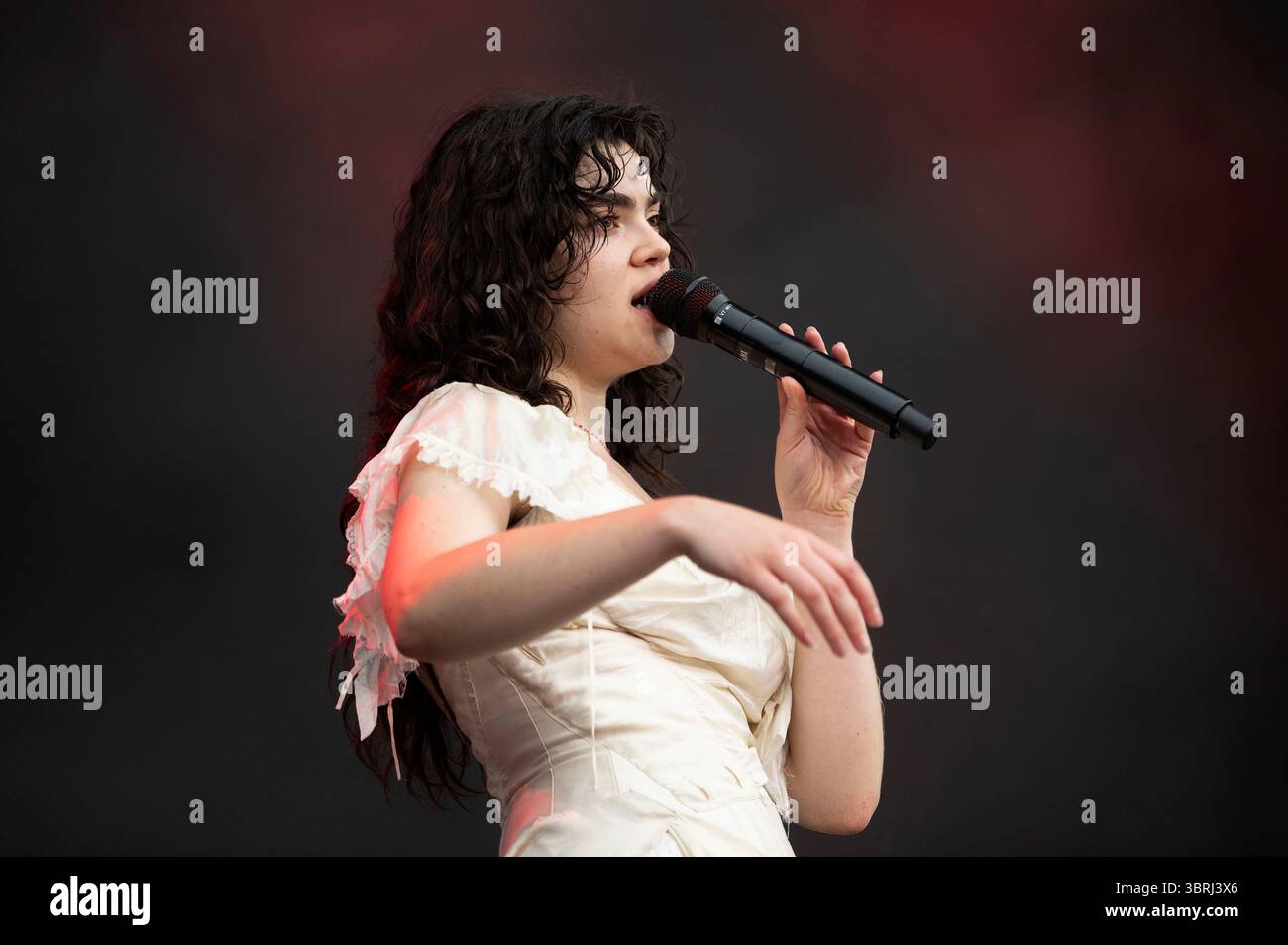 Abigail Morris von The Last Dinner Party dal vivo beim Lollapalooza Berlin 2025 presentato da Telekom im Olympiapark und Olympiastadion. Berlino, 12.07.2025 Foto Stock