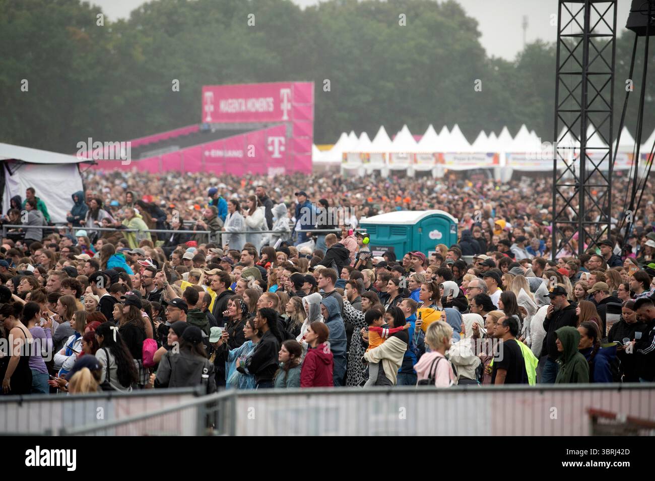 Festivalbesucher beim Lollapalooza Berlin 2025 presentato da Telekom im Olympiapark und Olympiastadion. Berlino, 12.07.2025 Foto Stock
