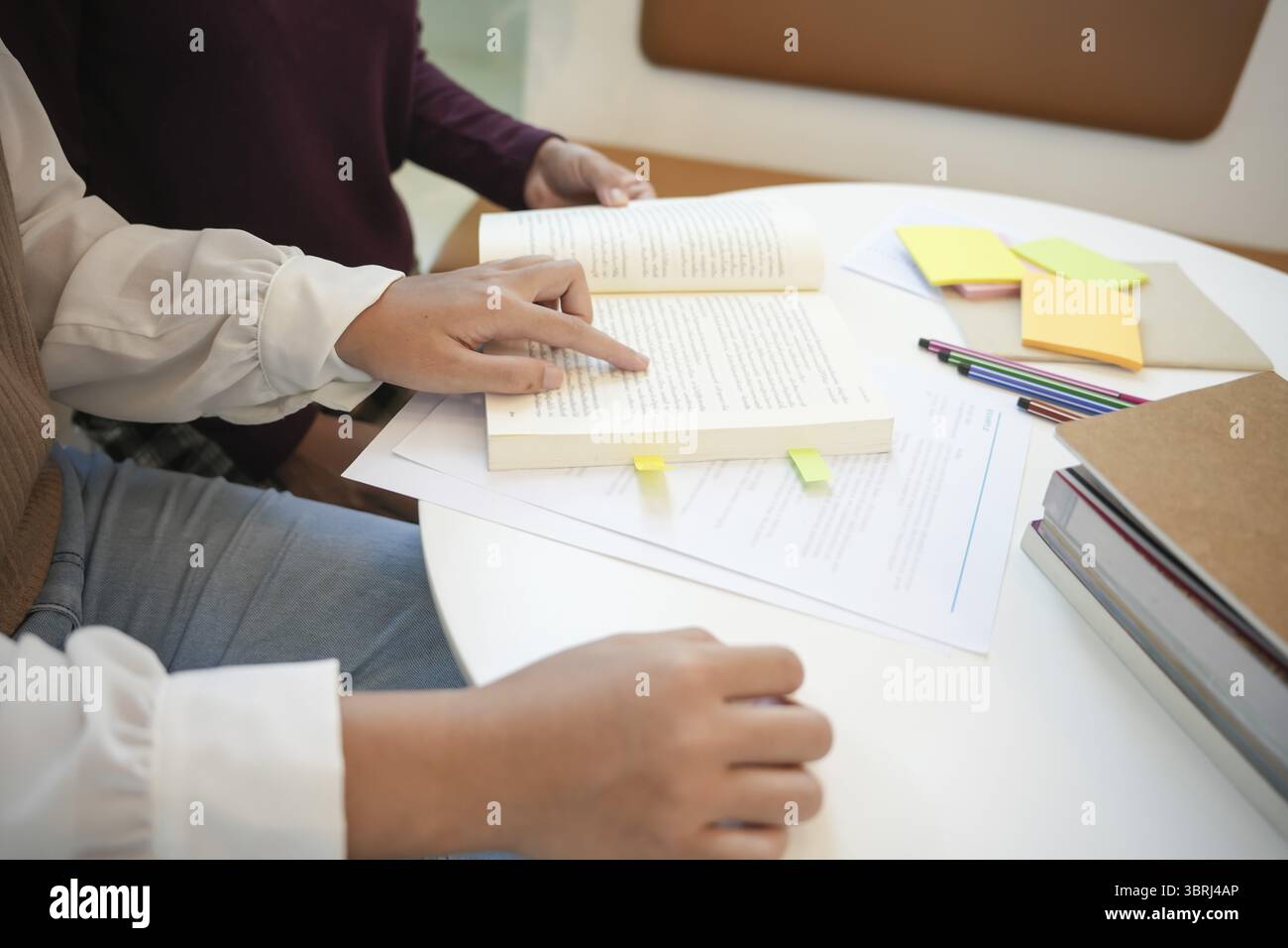 Imparare con gli amici studenti giovani universitari Tutor per l'esame aiuta a fare i compiti insieme agli amici a recuperare e imparare Foto Stock