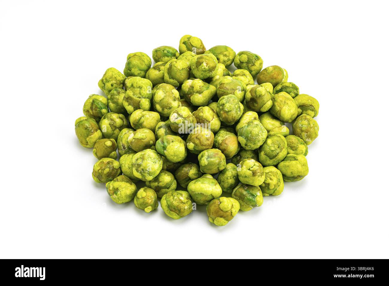 Pila di piselli verdi croccanti e piccanti ricoperti di wasabi su sfondo bianco Foto Stock