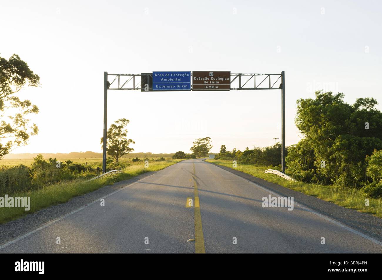 Cartello d'ingresso all'area di protezione ambientale di â€‹â€‹la stazione ecologica di Taim, lunga 16 km con molti animali Foto Stock