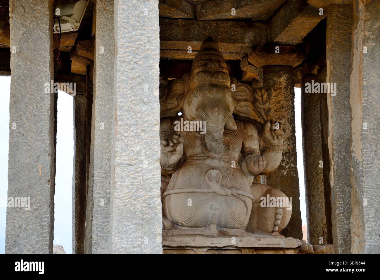 Tempio di Sasivekalu Ganesha, la gigantesca statua monolitica di Ganesha, situata ai piedi della collina di Hemakuta, Hampi, Karnataka, India Foto Stock