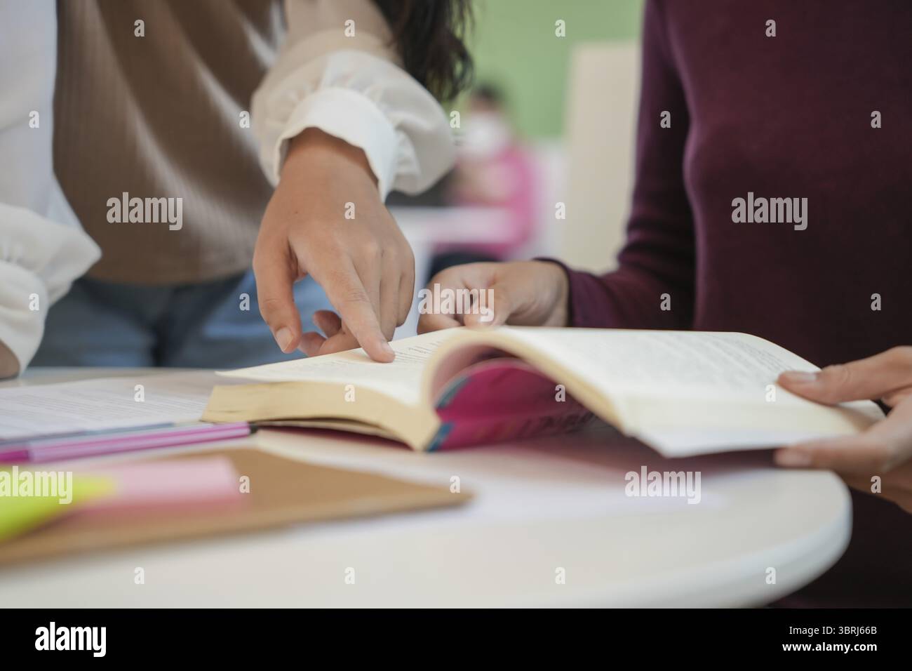 Imparare con gli amici studenti giovani universitari Tutor per l'esame aiuta a fare i compiti insieme agli amici a recuperare e imparare Foto Stock