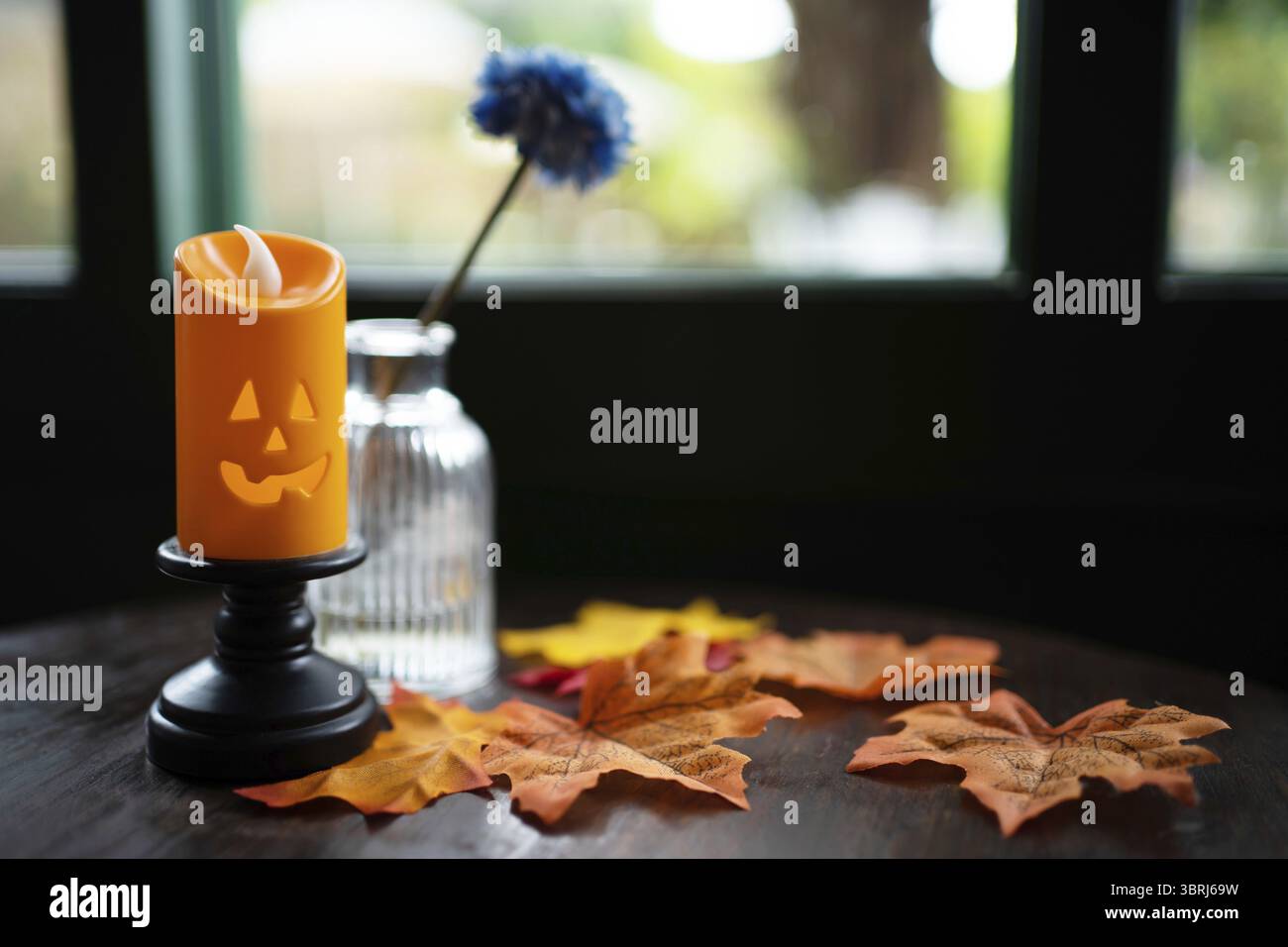 Sfondo delle decorazioni di Halloween. Halloween con candela sul tavolo in legno Halloween Holiday concept Foto Stock