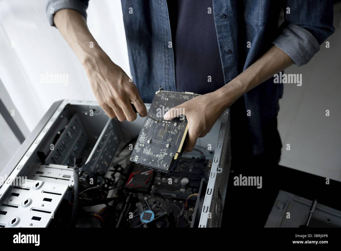 IT Engineer Installing hardware Equipment Development Facility Engineer Maintenance computer Motherboard Electronic repair shop Technology business Foto Stock