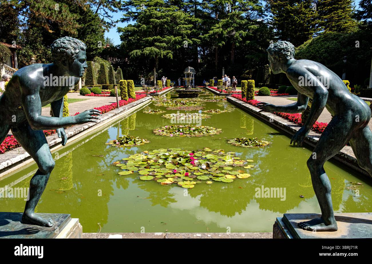 La piscina nel giardino italiano di Compton Acres, Poole, Dorset Foto Stock
