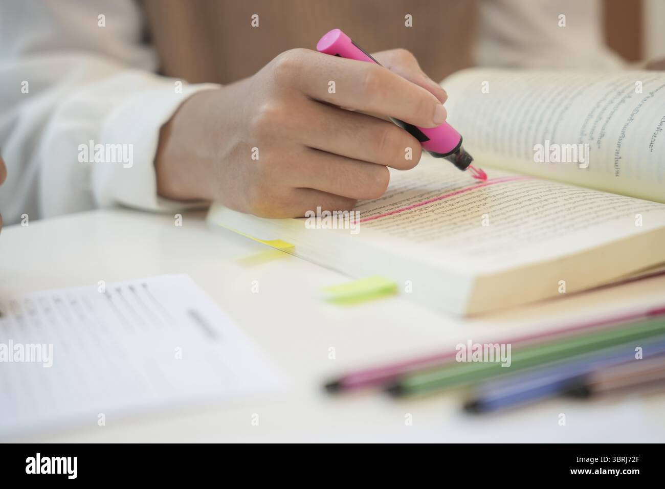 Imparare con gli amici studenti giovani universitari Tutor per l'esame aiuta a fare i compiti insieme agli amici a recuperare e imparare Foto Stock