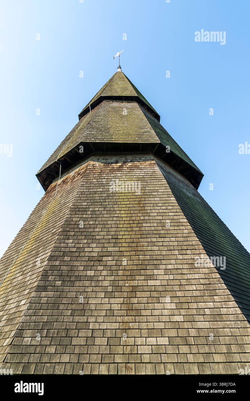 Il campanile del XIII secolo distaccò vicino alla chiesa di Sant'Agostino a Brookland. Edificio ottagonale costruito in legno e coperto dappertutto. Cielo blu. Foto Stock