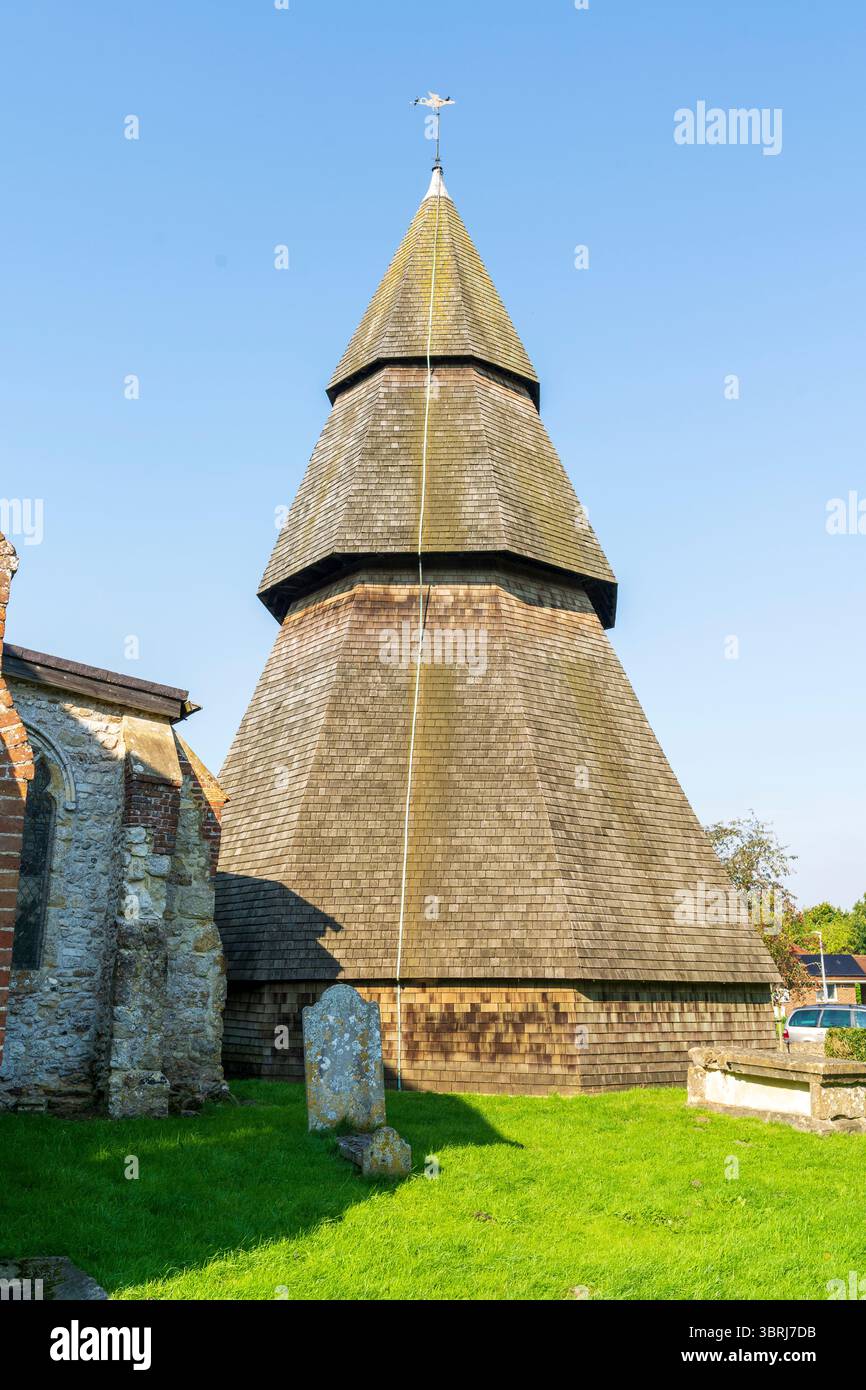Il campanile del XIII secolo distaccò vicino alla chiesa di Sant'Agostino a Brookland. Edificio ottagonale costruito in legno e coperto dappertutto. Cielo blu. Foto Stock
