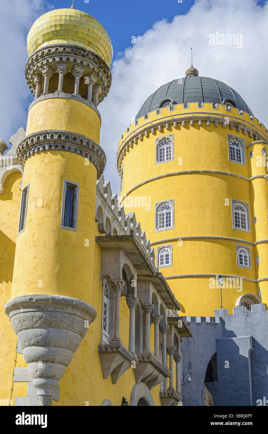 SINTRA, PORTOGALLO - 9 NOVEMBRE 2014: Veduta del Palácio da pena, un castello romanticista del XIX secolo a Sintra, Portogallo, patrimonio dell'umanità dell'UNESCO Foto Stock