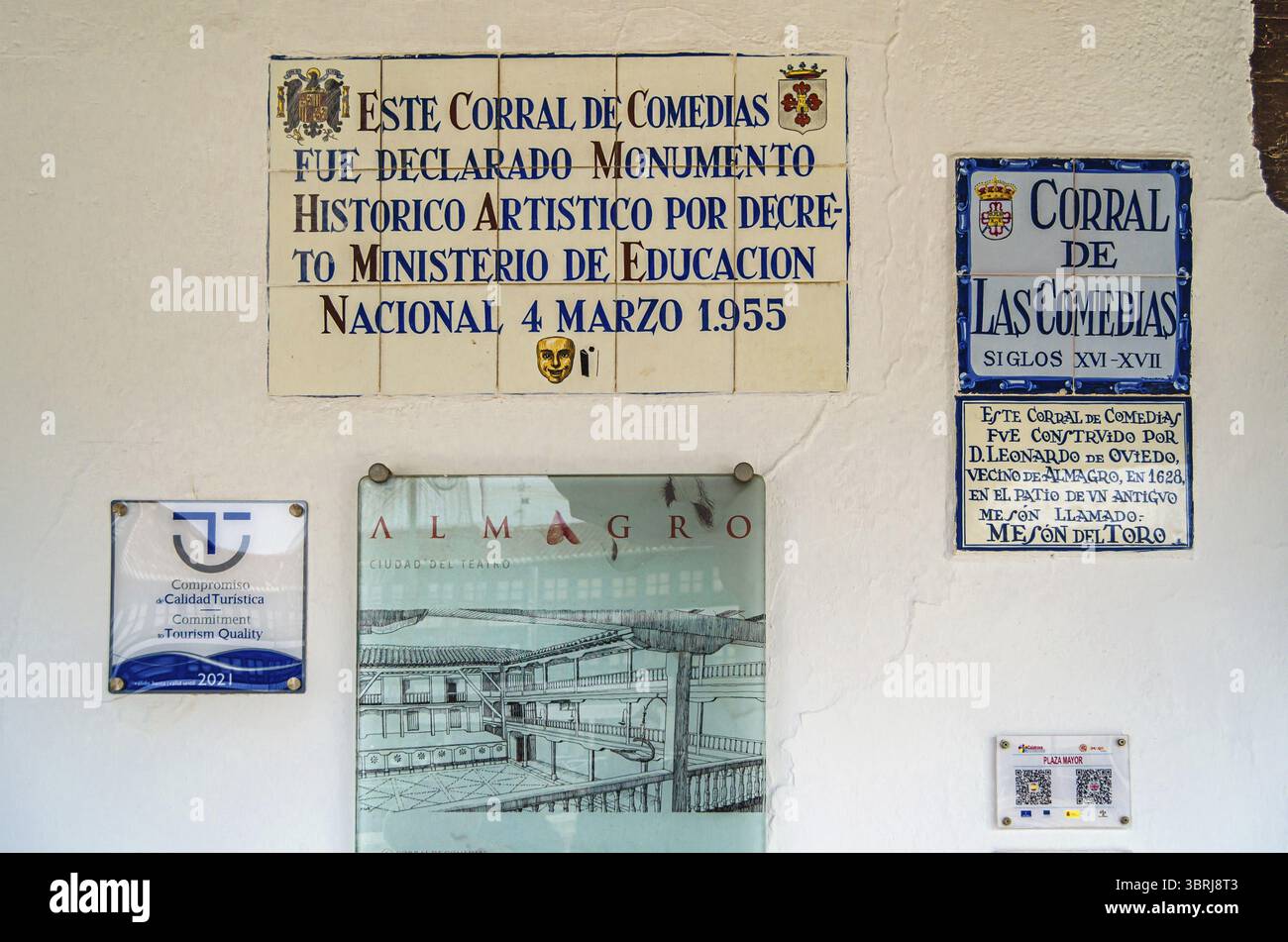 ALMAGRO, SPAGNA - 7 DICEMBRE 2019: Cartelli all'ingresso del Corral de Comedias de Almagro (Teatro cortile di Almagro), situato in Plaza Mayor i Foto Stock