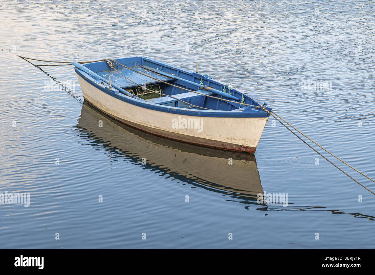 Piccola barca di legno colorata in un porto di pescatori Foto Stock