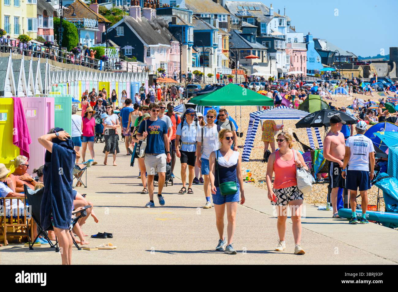 Lyme Regis, Dorset, Regno Unito. 13 luglio 2025. Meteo nel Regno Unito: I visitatori e la gente del posto si affollavano sulla spiaggia affollata della località balneare di Lyme Regis per godersi il caldo sole. Gli amanti del sole si sono crogiolati sotto il sole bollente sotto cieli azzurri senza nuvole, mentre le temperature salivano di nuovo a 30° celsius mentre l'ondata di calore continua. Crediti: Celia McMahon/Alamy Live News Foto Stock
