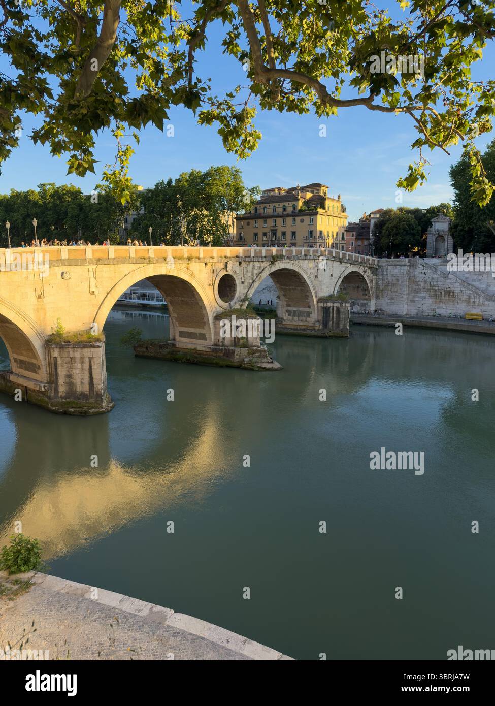 Il famoso Ponte di Sisto nel centro storico di Roma Foto Stock