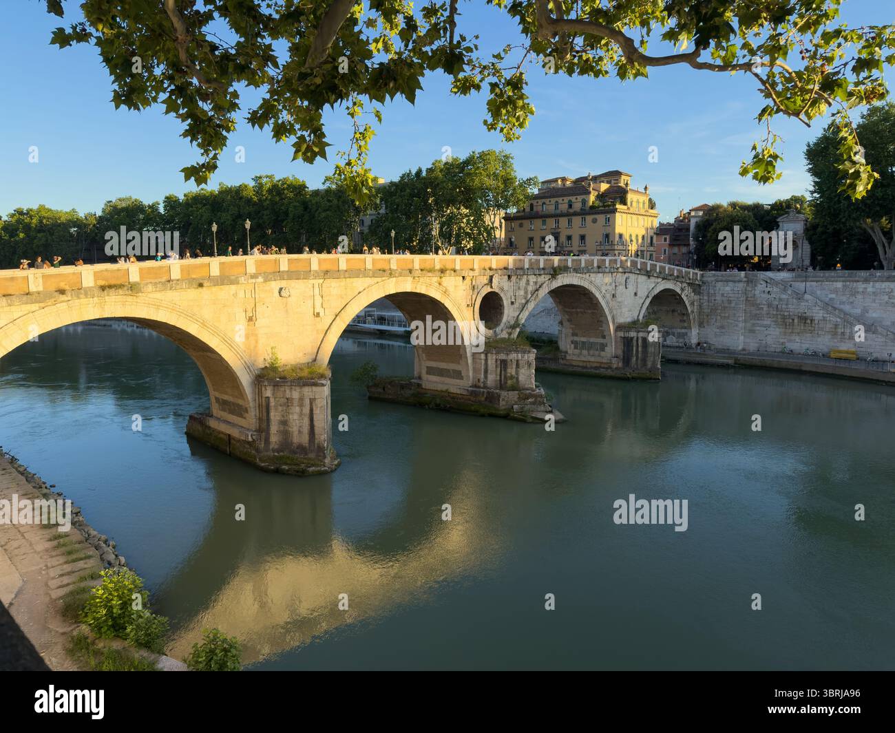 Il famoso Ponte di Sisto nel centro storico di Roma Foto Stock