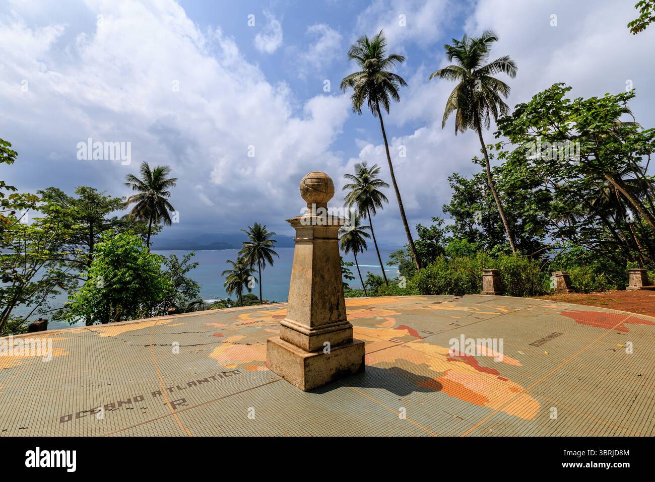 vista panoramica del monumento equatoriale posizionato su una mappa del mondo su ilheu das rolas che si affaccia sull'isola di sao tomé Foto Stock