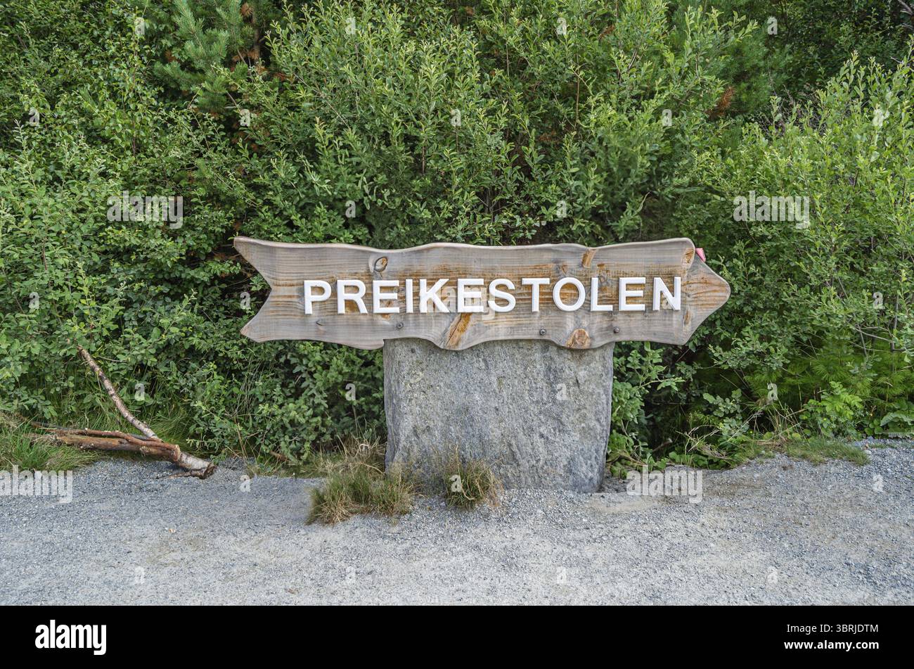 Segui le indicazioni per il percorso che porta a Preikestolen (la roccia del Pulpit), un'attrazione turistica nella contea di Rogaland, Norvegia, una ripida scogliera che si erge per 604 metri ab Foto Stock