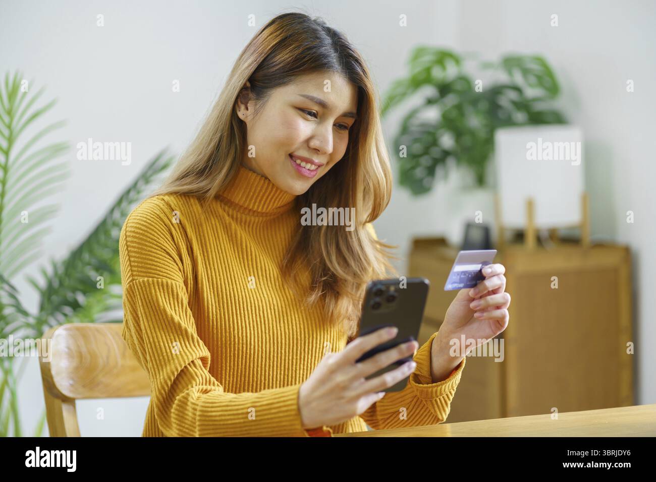 Donna che fa acquisti su un computer portatile con carta di credito per l'e-commerce online online che spende denaro shopping online telefono cellulare tecnologia portatile con Foto Stock