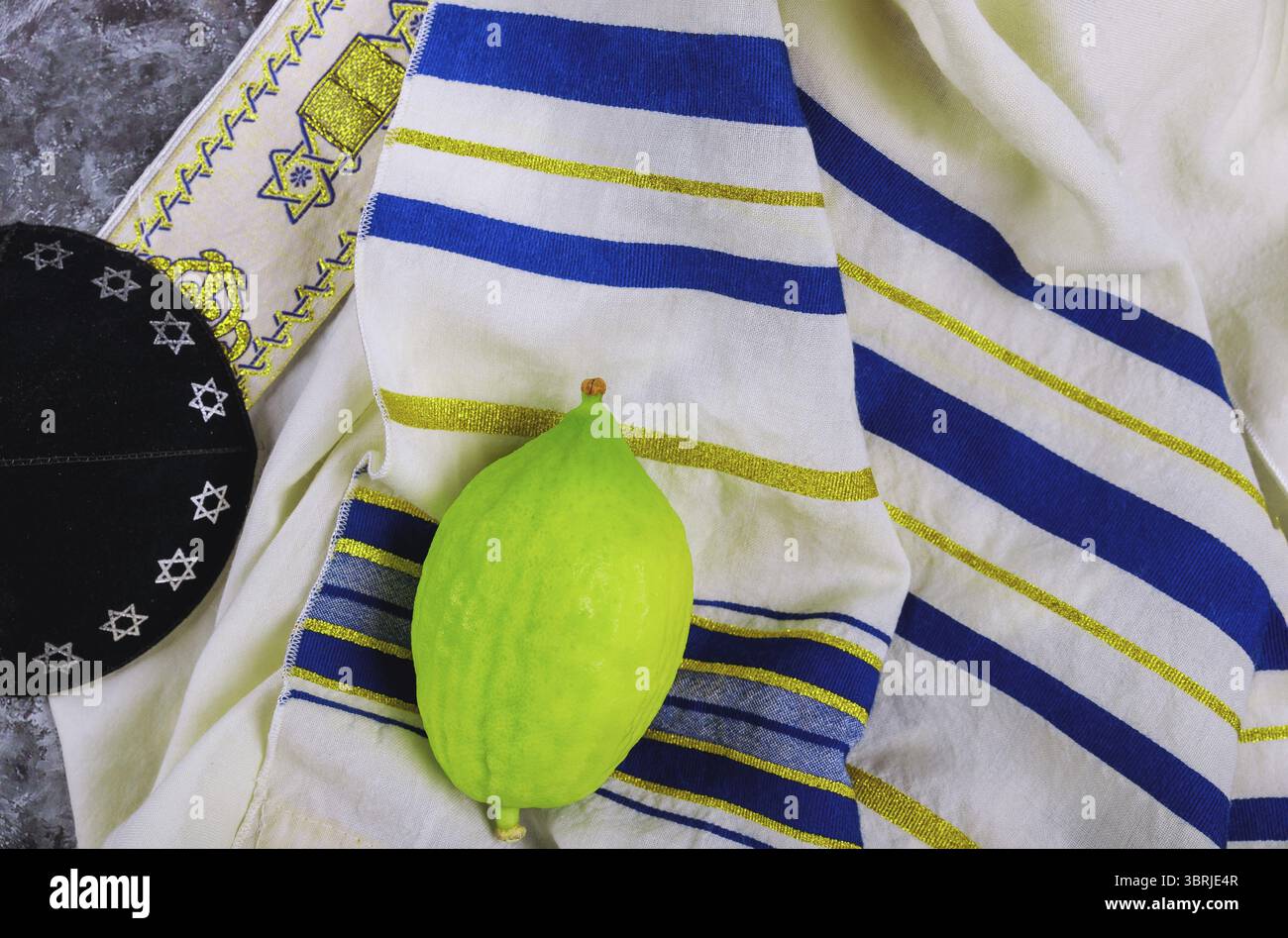 Simboli tradizionali festa ebraica di Sukkot Etrog, lulav, hadas, arava pregando prenota kippa Tallit rituale Ebraico Foto Stock