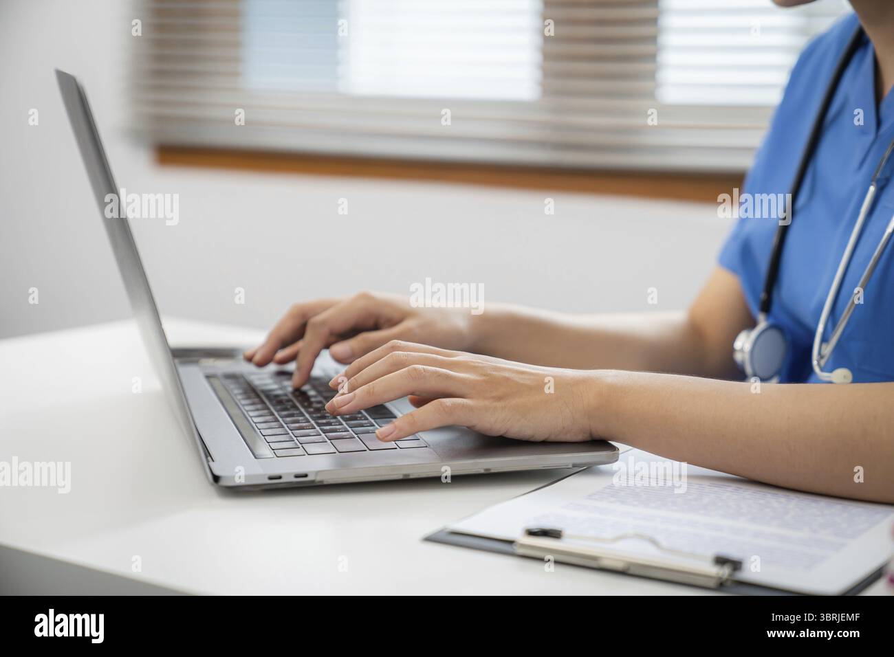 Concetto di riunione del team della rete di tecnologia medica. il medico digita le mani sulla tastiera del computer portatile Foto Stock