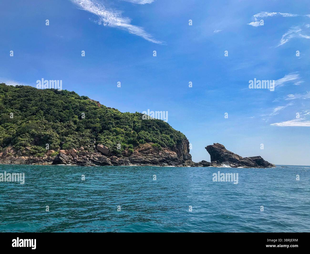 Capo Nghe (Mui Nghe), la roccia più orientale della penisola di Son tra, sembra da lontano un Nghe (un animale sacro del popolo dell'Asia orientale, sia cane che leone) Foto Stock