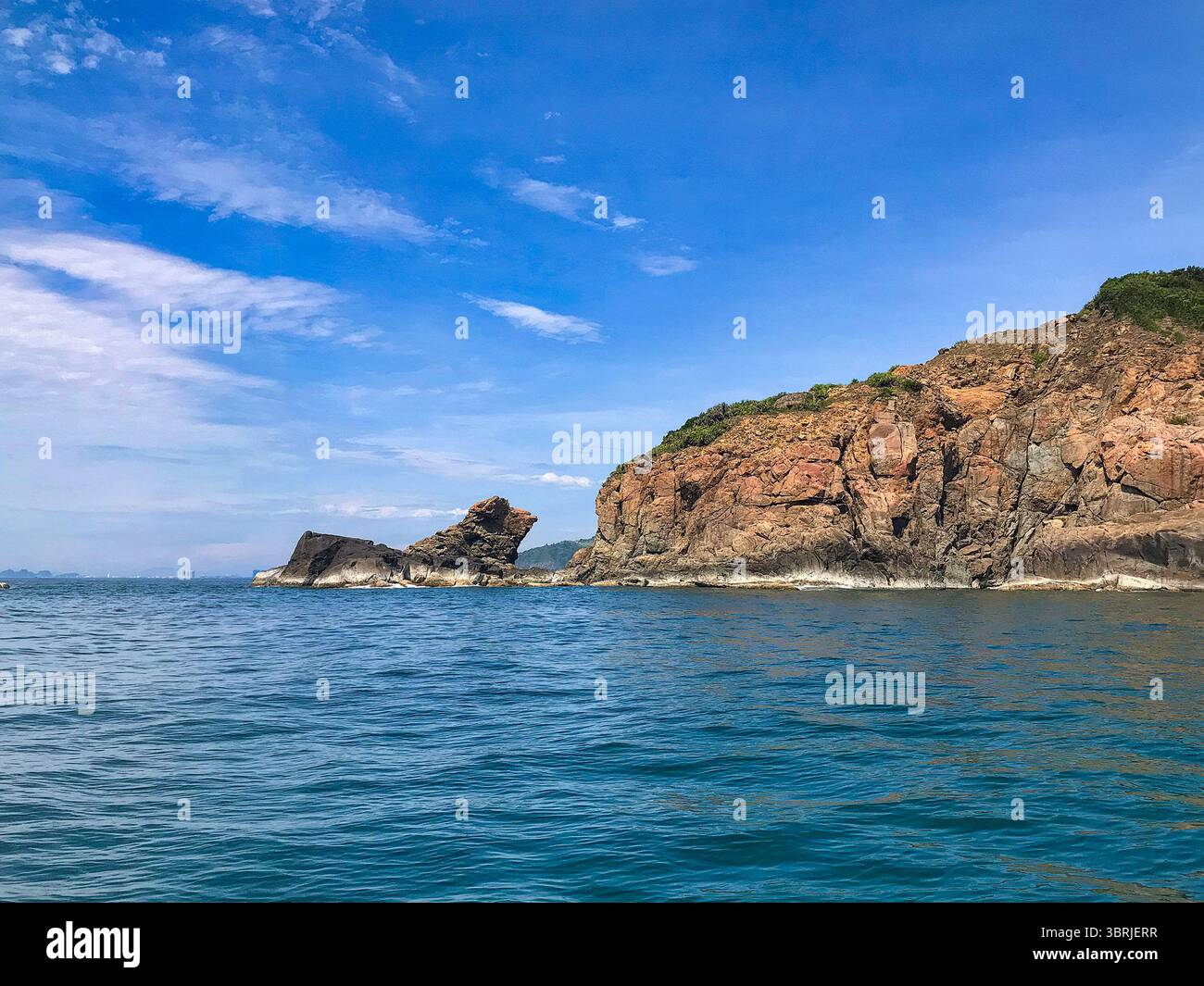 Capo Nghe (Mui Nghe), la roccia più orientale della penisola di Son tra, sembra da lontano un Nghe (un animale sacro del popolo dell'Asia orientale, sia cane che leone) Foto Stock