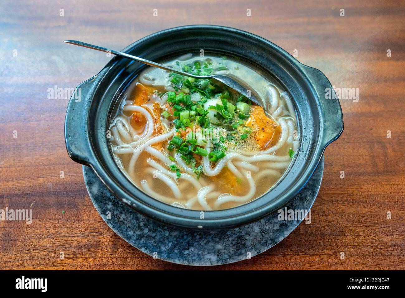 Zuppa di spaghetti di pesce Snakehead (banh canh CA loc) - con spaghetti fatti con farina di riso - un piatto delizioso e popolare in molte località del centro e di Sou Foto Stock