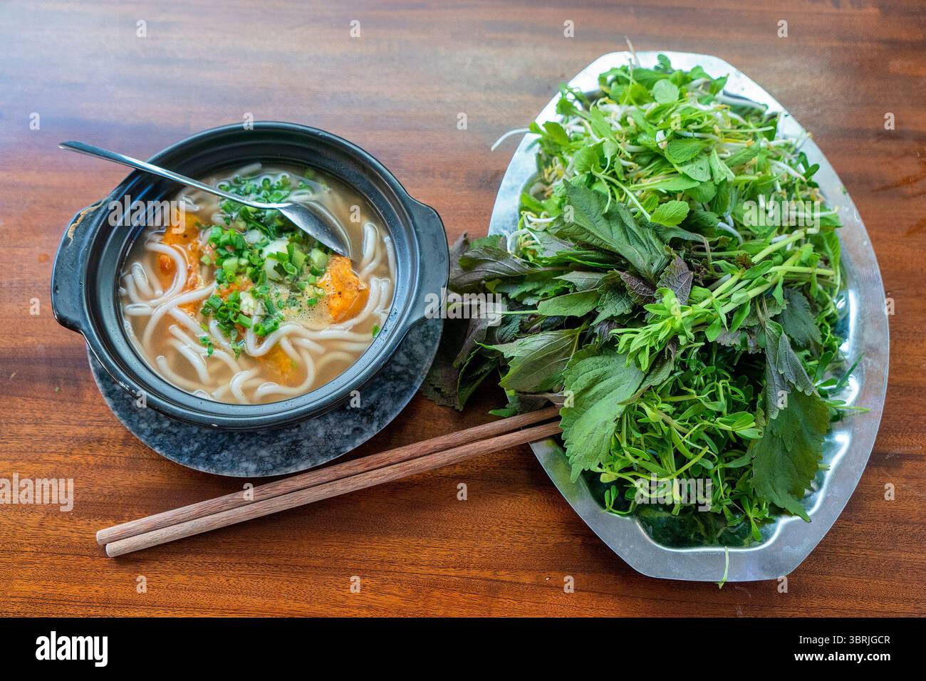 Zuppa di spaghetti di pesce Snakehead (banh canh CA loc) - con spaghetti fatti con farina di riso - un piatto delizioso e popolare in molte località del centro e di Sou Foto Stock