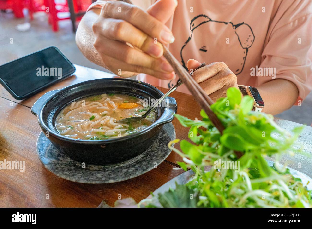 Zuppa di spaghetti di pesce Snakehead (banh canh CA loc) - con spaghetti fatti con farina di riso - un piatto delizioso e popolare in molte località del centro e di Sou Foto Stock