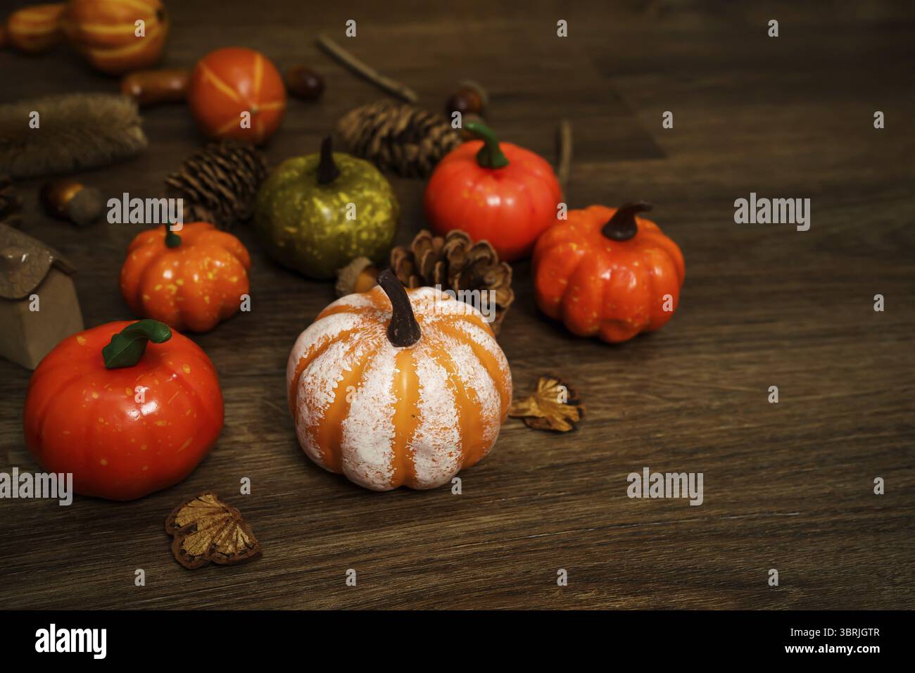 Sfondo delle decorazioni di Halloween. Halloween pauroso testa di zucca su un tavolo di legno concetto di Halloween per le vacanze Foto Stock