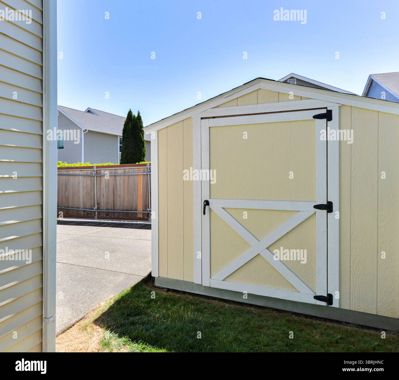 Ripostiglio nel cortile di una moderna casa residenziale Foto Stock
