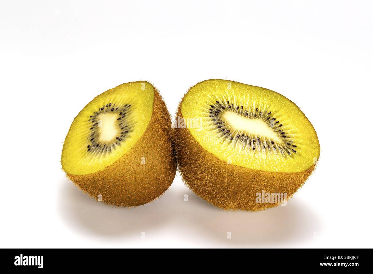 Due metà di kiwi freschi maturi dolci o kiwifruit o uva spina cinese su sfondo bianco Foto Stock