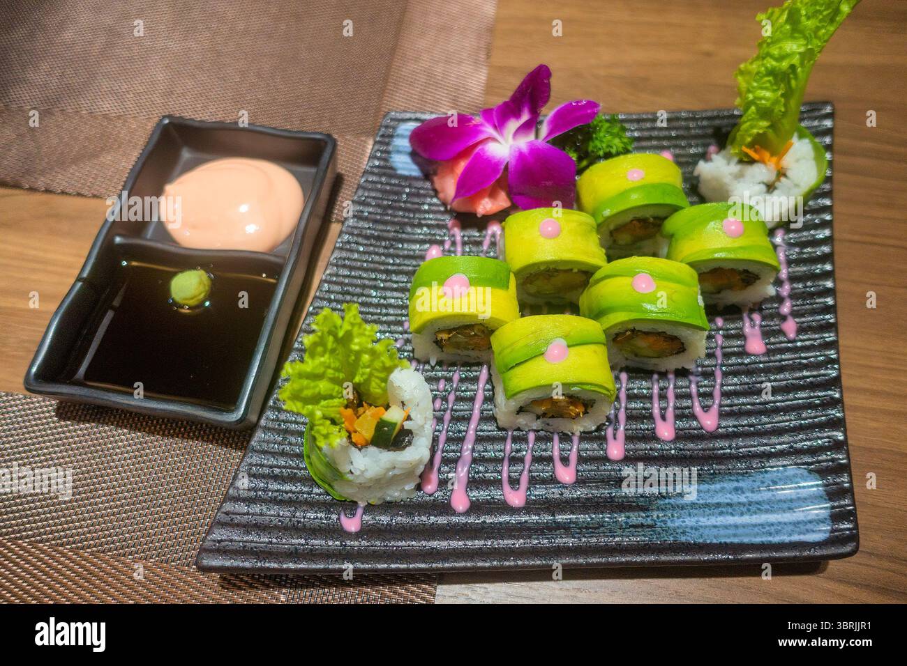 I piatti vegetariani, sapientemente presentati dagli chef, sono molto accattivanti e deliziosi. Foto Stock
