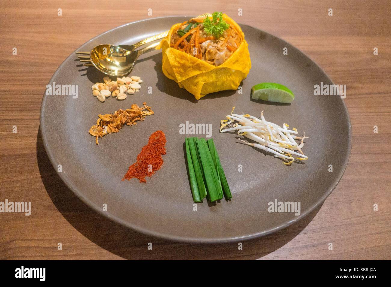 I piatti vegetariani, sapientemente presentati dagli chef, sono molto accattivanti e deliziosi. Foto Stock