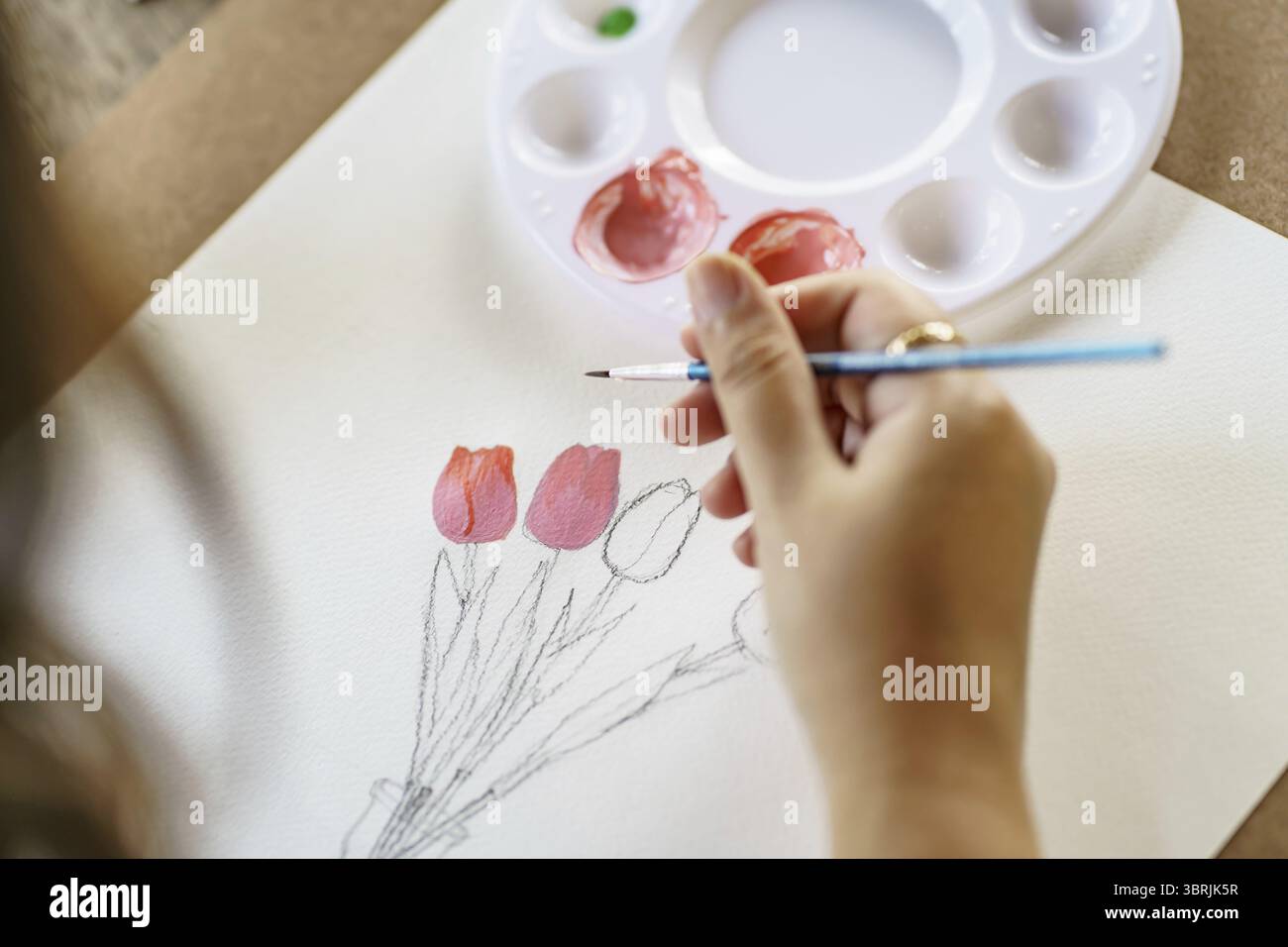 Disegnare da un artista pennello che mescola colore acrilico acquerello pittura ad olio sulla creatività artistica e sulla terapia parziale Foto Stock