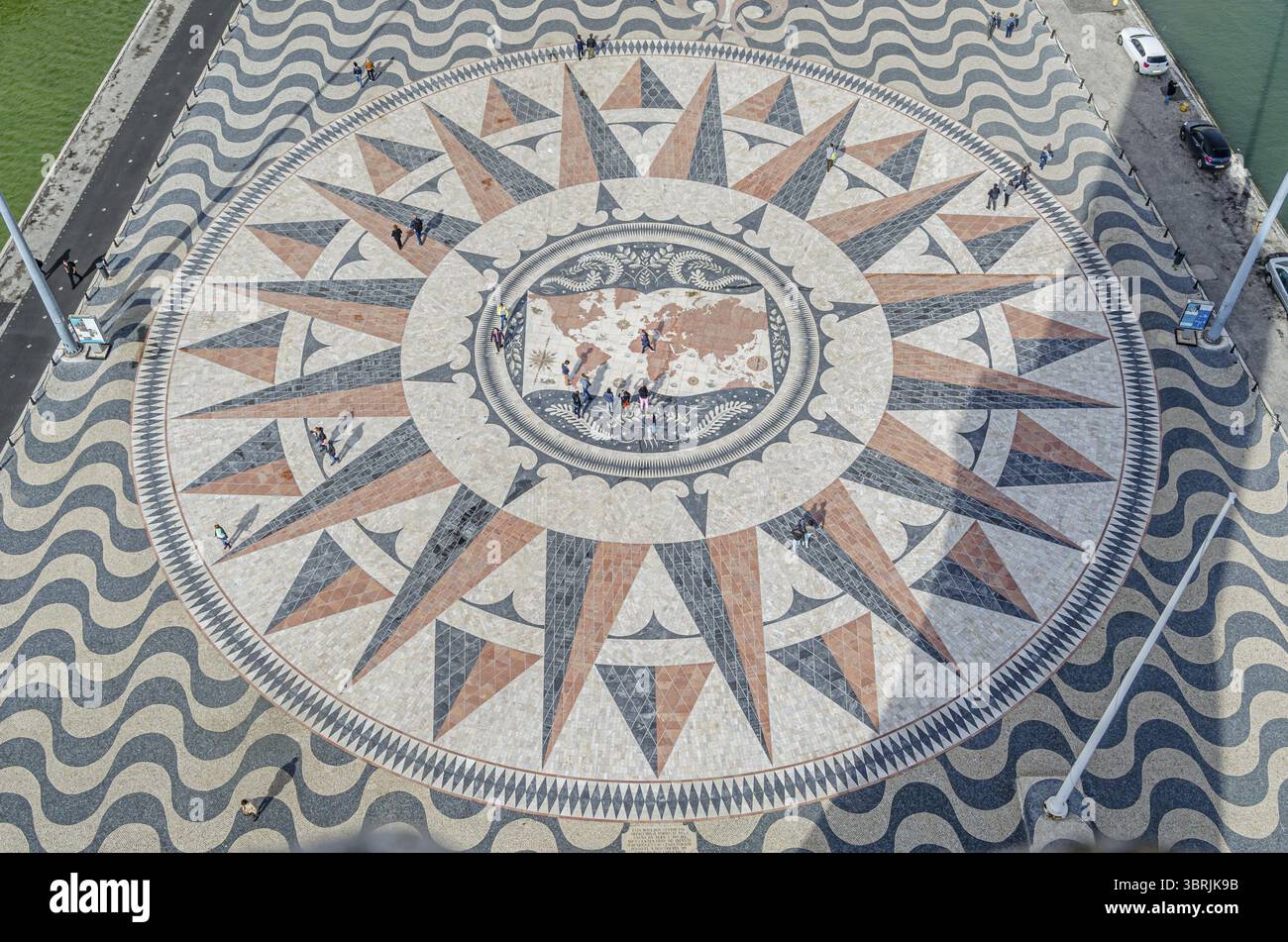 LISBONA, PORTOGALLO - 8 NOVEMBRE 2014: Veduta aerea della piazza di fronte al Monumento delle scoperte, a Lisbona, Portogallo: Una R di 50 metri di diametro Foto Stock