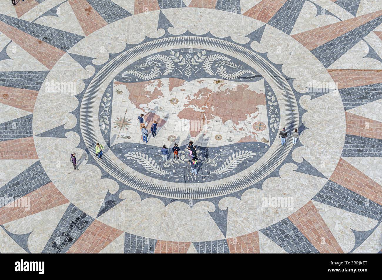 LISBONA, PORTOGALLO - 8 NOVEMBRE 2014: Veduta aerea della piazza di fronte al Monumento delle scoperte, a Lisbona, Portogallo: Una R di 50 metri di diametro Foto Stock