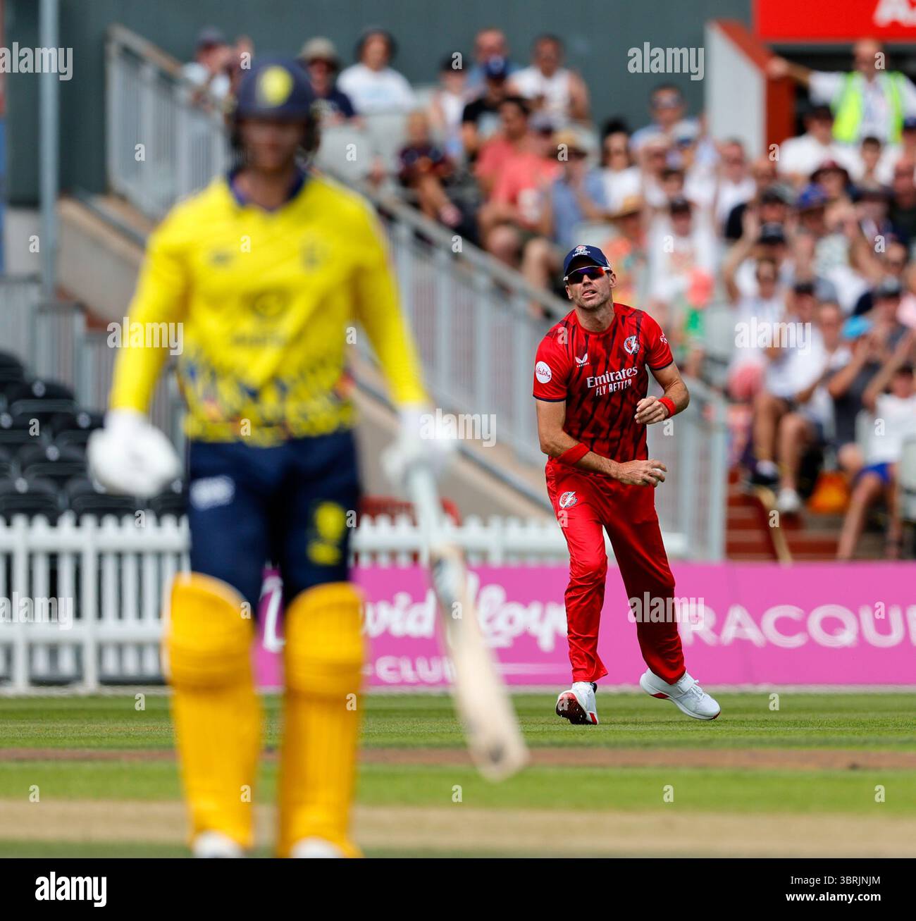 13 luglio 2025; Emirates Old Trafford Cricket Ground, Manchester, Inghilterra; Mens Vitality Blast T20 League Cricket, North Group, Lancashire Lightning contro Durham; Graham Clark di Durham si dirige al padiglione ha catturato James Anderson dal bowling di Luke Wood per 13 con il punteggio 15-1 Credit: Action Plus Sports Images/Alamy Live News Foto Stock
