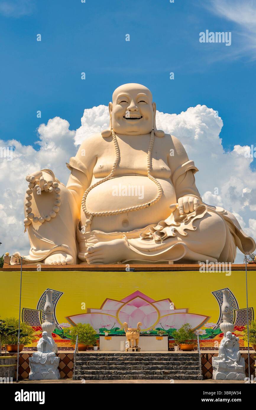 MY THO, TIEN GIANG, VIET NAM - 25 agosto 2024: Statua del Buddha Maitreya alta 16 m è collocata al Vinh Trang Pagoda Park, My Tho, Tien Giang, Vietnam Foto Stock