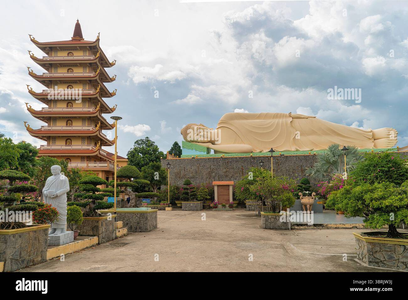 Statua del Buddha che entra nel Nirvana alla pagoda Vinh Trang, la mia città Tho, Tien Giang, Vietnam Foto Stock